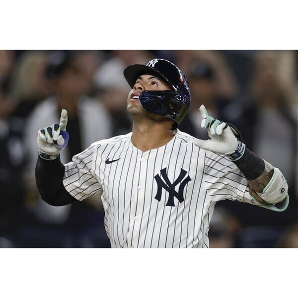 Gleyber Torres 2021 MLB Topps Heritage #CCR-GT Clubhouse Collection Relics