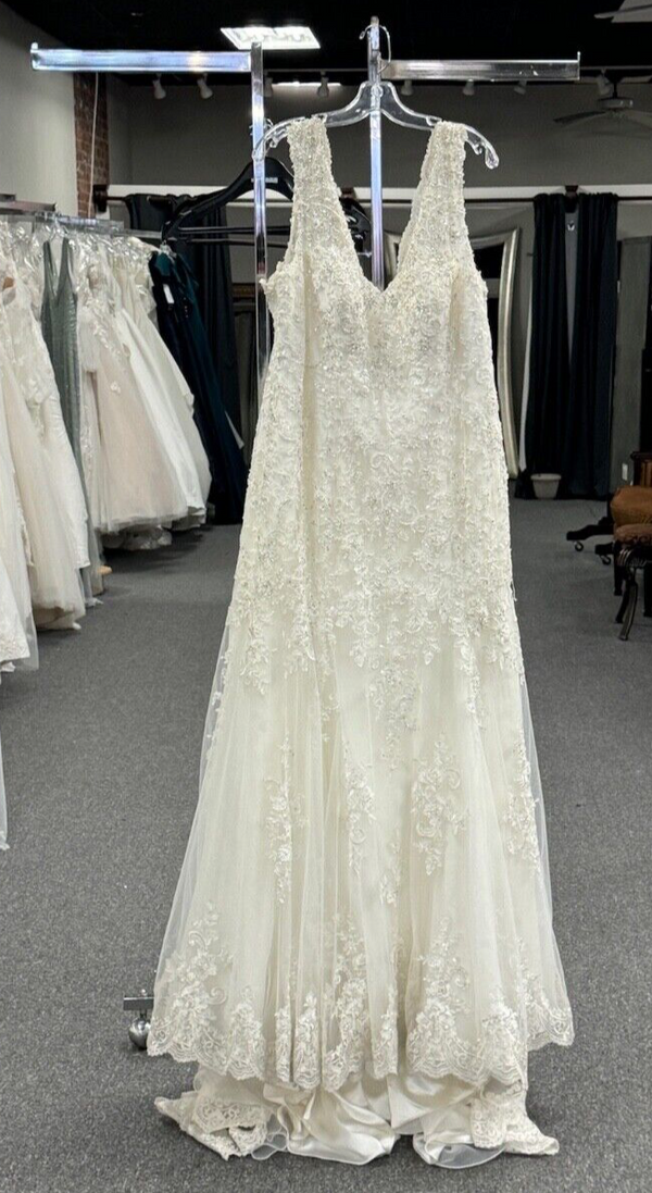 Stella York 6745 Vestido de novia entallado y con vuelo de encaje con cuentas plateadas Talla 22 (MUESTRA)