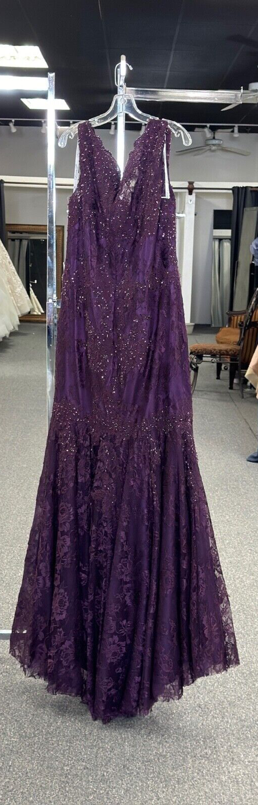 Ivonne D Exclusivamente para Mon Cheri 215D08 Vestido sin mangas con cuello en V Talla. 16 MUESTRA