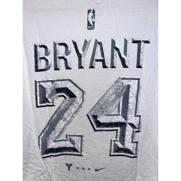 Nike Kobe Bryant Statue Unveil Tee Shirt White Lakers Mens Medium HQ4038-100 EUC