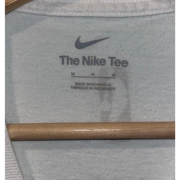 Nike Kobe Bryant Statue Unveil Tee Shirt White Lakers Mens Medium HQ4038-100 EUC