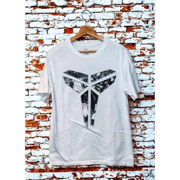 Nike Kobe Bryant Statue Unveil Tee Shirt White Lakers Mens Medium HQ4038-100 EUC